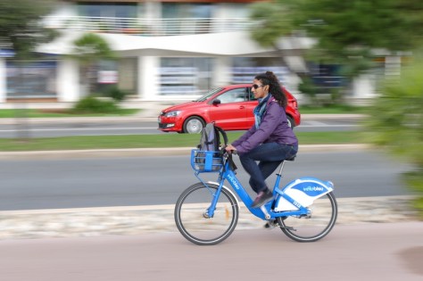 Vélo bleu et auto rouge (Gilles)